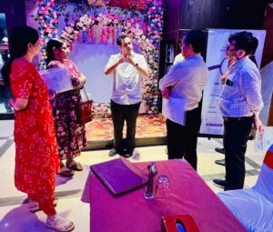 cancer-specialist-in-vashi-panvel-dr-salil-patkar-interacting-with-panvel-doctors