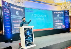 dr-viraj-nevrekar-best-oncologist-in-dadar-goregaon-mumbai-speaking-on-dias